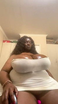 BBW noire, fétiche gémissant et jeu de seins