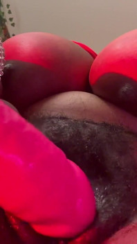Pulchna czarna laska rucha swoją owłosioną grubą cipkę z Dużym Dildo Zbliżenie