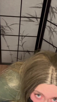 Remaja blonde kecil molek menghisap batang
