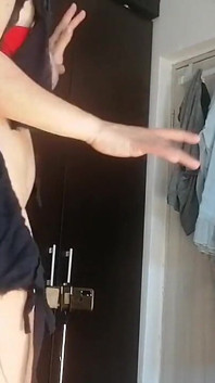Amateur-ehefrau tanzt nackt zu hause. Amateur-frau hat spaß, Kleidung anprobieren und zu schneiden.
