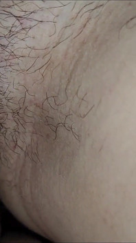 Het harige poesje van mijn stiefdochter vingeren en neuken