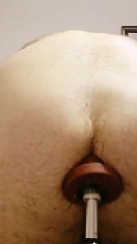 Orgasmi grugnendo sulla macchina del sesso