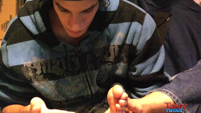 Tasty Twink: Prsty na nohou