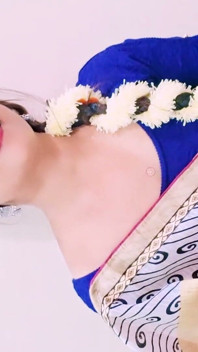 Mooi helder gezicht Desi-meisje in blauwe blouse hete verleidelijke look