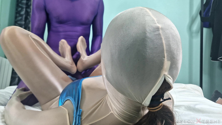 Nylon Xtreme: POV Julia Kate Involucro Nylon Beige