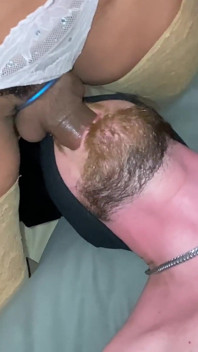 Ragazzo succhia in profondità una trans