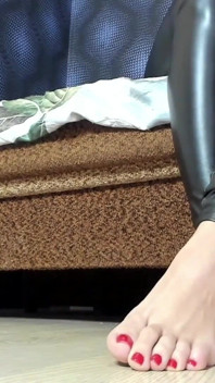 Legging kulit, sepatu hak tinggi, kaki telanjang, permainan payudara, edging