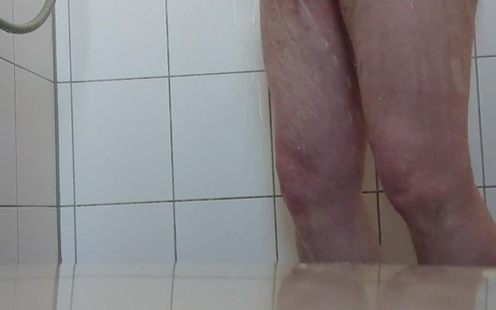 Carmen_Nylonjunge: Pissen in der dusche am morgen