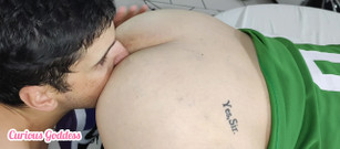 Adrian And Curious: Zvědavá bohyně - MILFka na sobě má keltské tenisky tričko dildo...