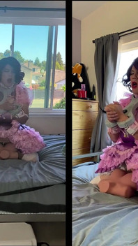 Pembe saten kadın kılıklı hizmetçi kilitliyken seks bebeği oyuncağına biniyor