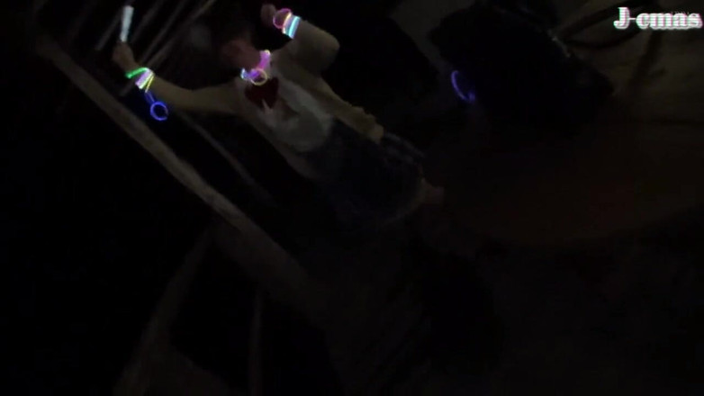 J-Cams: 大胆的美女拥抱露天，在激情溢出的地方留下温暖的痕迹。[下半场] - B