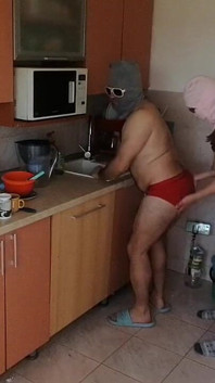 La Coppia Si Diverte in Cucina. Moglie Sexy Che Fa Le Faccende in Casa Nuda.