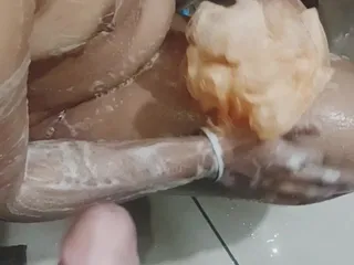 Jag squirtade i munnen på svägerskan som badade i badrummet