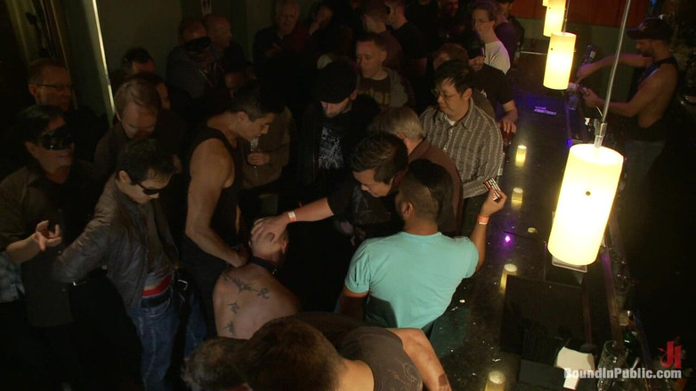 Bound in public: 클럽 드래곤