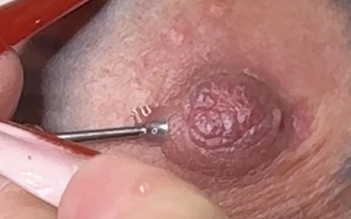 Nastasia_ink: 熟女改变她的乳头穿孔 - 亲密，自信和迷人的！