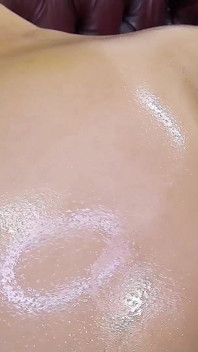 Hete magere Aziatische tiener Yuno Shirasuna zit op haar datesgezicht en wordt gevingerd tot een orgasme
