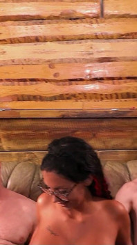 Gangbang con viejos para bomba alemana bronceada con gafas y grandes tetas