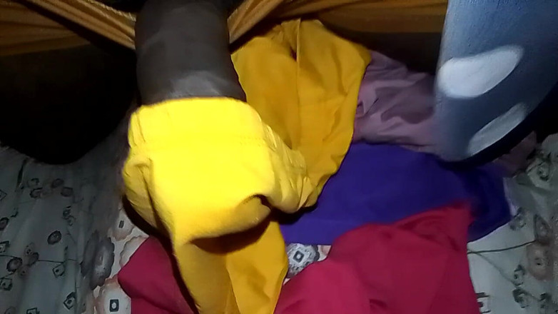 Jaanu294: Sarı renkte, mavi külot mavi gow