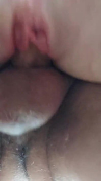 Schöne MILF-muschi wird gepumpt