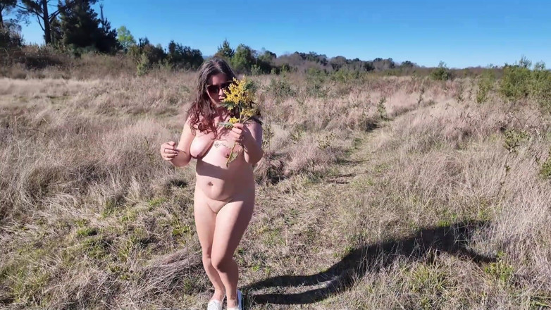 ExpressiaGirl: Milf Teşhirciler Ormanda Yürüyor