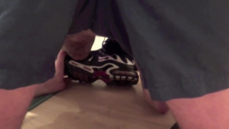 Crunch Boy: Svalnatý gay zadek používaný Arabem s dominancí nohou