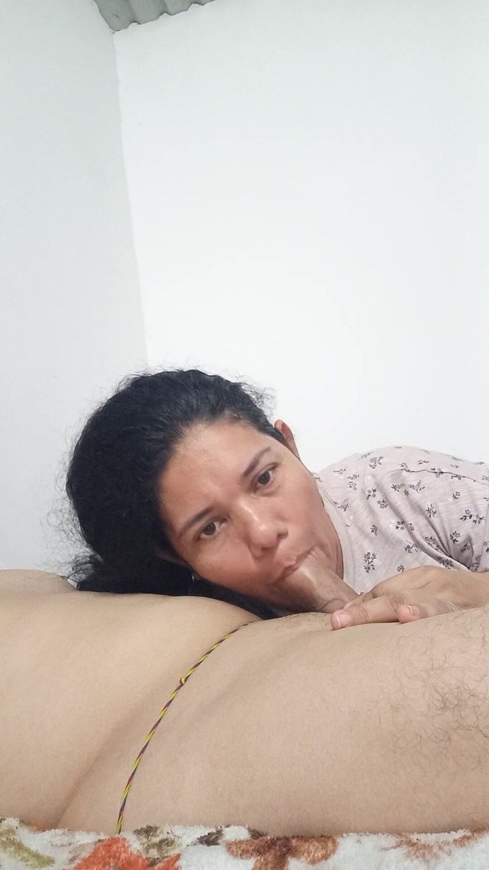 Valkyrieandluigy: 妻がチンコの乳首をしゃぶるスタイル