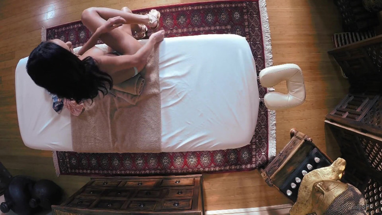 Fantasy Massage: FantasyMassage - moje nevlastní máma mi doporučila, abych přišel