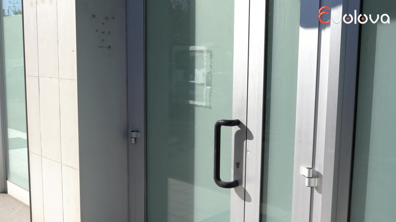 Ferrero anal experience: Secretária sexy pede ao mensageiro que experimente o presente para...