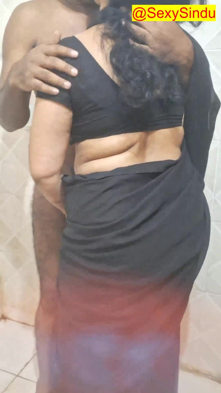 Sexy sindu: Indische vrouw milf badend in Saree
