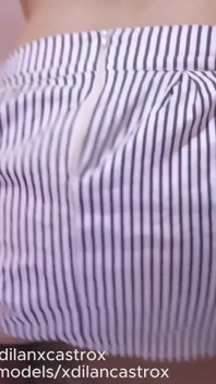 나는 펨보이의 치마를 들어 올려 그의 크고 꽉 끼는 엉덩이를 맨몸으로 박아 절정에 이르게 했다