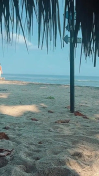 Mädchen, das sich am Strand verirrt hat, wird von einem Reiseleiter gefickt