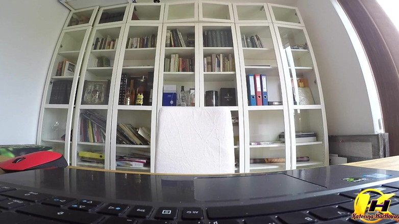 Katerina Hartlova: 내 사무실에서 노트북으로 자위하는 온라인 쇼