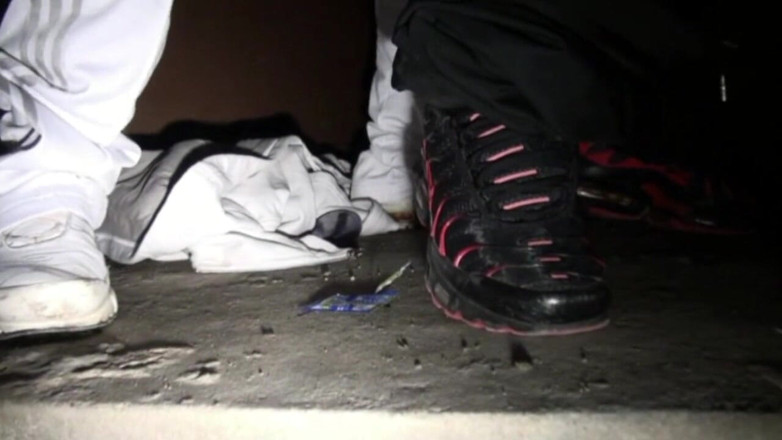 Sneaker gay: Dominare cu adverși pentru 2 băiati răi din Pari Sin jogging