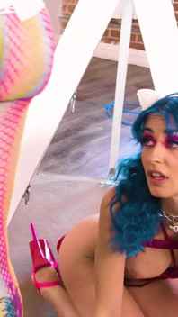 Adult Time - Puan Lesbian Madeline Marlowe mendominasi sub jewelz Blu nakal untuk hari jadinya!