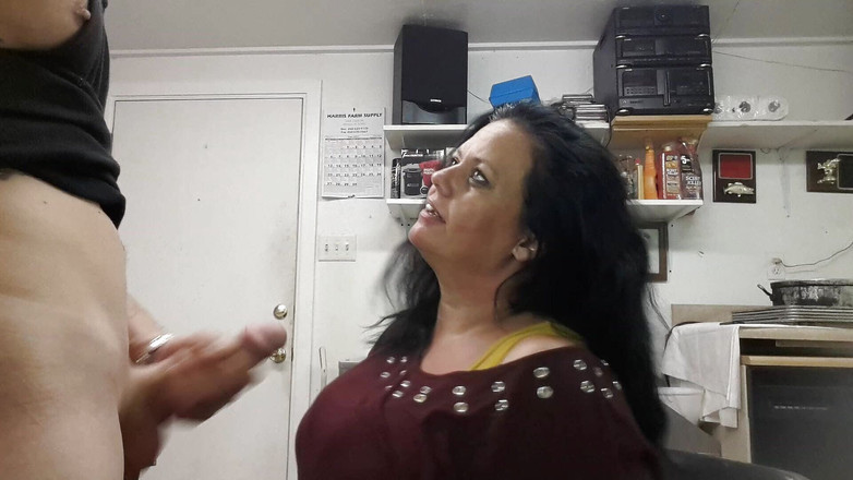 Deep Throat MYLF: Cewek semok amatir ini lagi asik nyepong kontol sampai tenggorokan