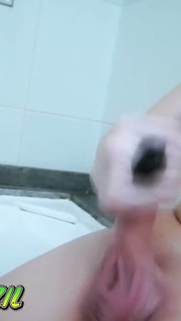 Blondýna Shemale mokrá ve vaně
