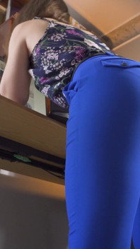 Je regarde un collègue en pantalon avec une ligne de culotte visible