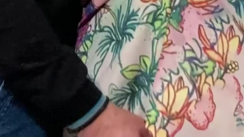 Niki studio: Fantasie in de metro! Meisje krijgt haar kutje gevingerd door...