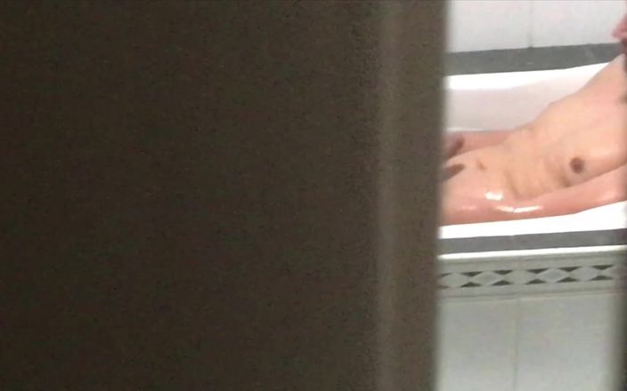 Double-Dutchies: バスルームでオナニーしているところを捕まえられ、吸い込みといくつかの乱雑な精液で終わります