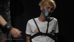 Wanheldvig: Nicky river kläderna och kittlar