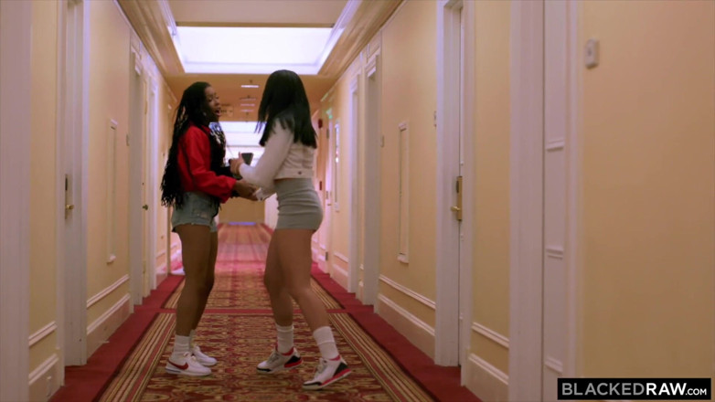 Blackedraw: Blackedraw spragnione BBC Besties Avi i Kira Pickup a Stranger