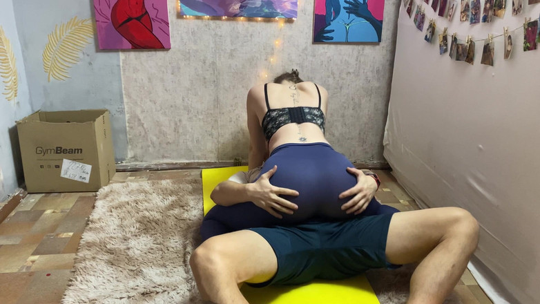 HotPrincessUA: 의붓여동생의 요가 중단: 마른 혹과 혼합 레슬링