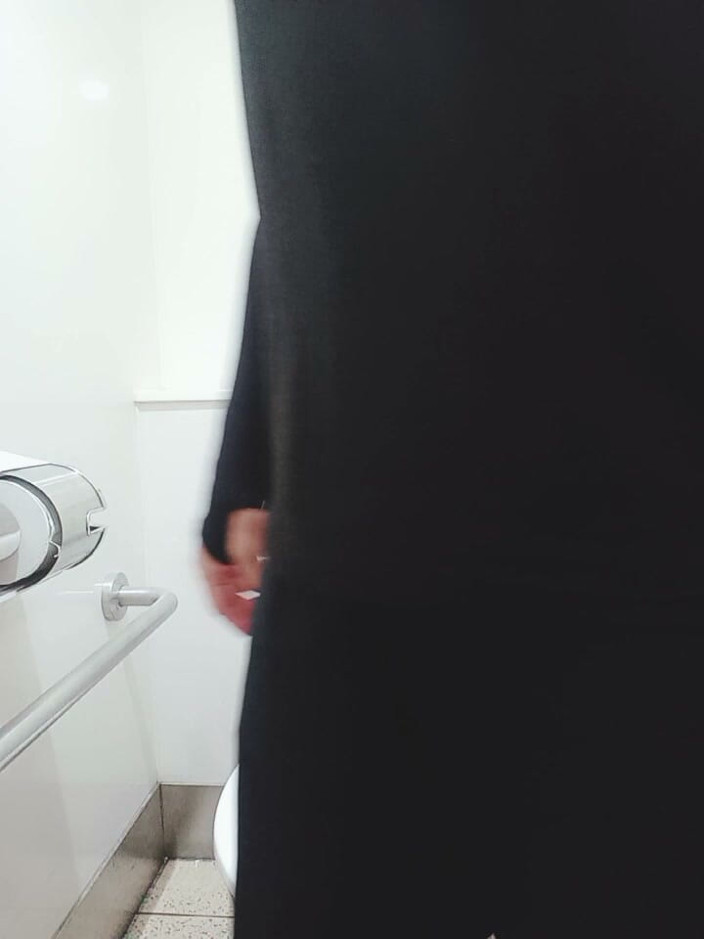 Mayumi Kanzaki: I Urinate in the Station Restroom