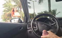 Risicovolle aftrekbeurt voor een hottie op het strand