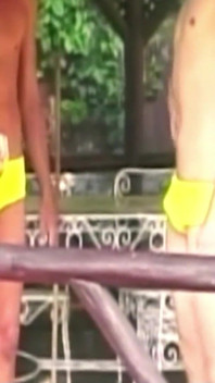 Doamnă sexy slabă în aer liber în timpul unui sex în trei cu doi tipi care sunt futuți anal