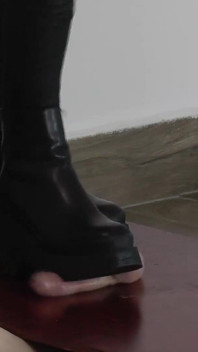 L’orgasme d’un esclave sous les bottes de maîtresse Cassy