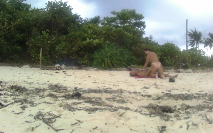 James B: Amateur koppel werd betrapt op neuken op een strand!