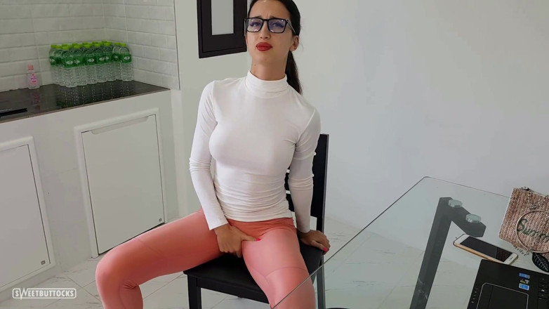 SweetButtocks: A venit acasă de la serviciu și a început să se fută în...