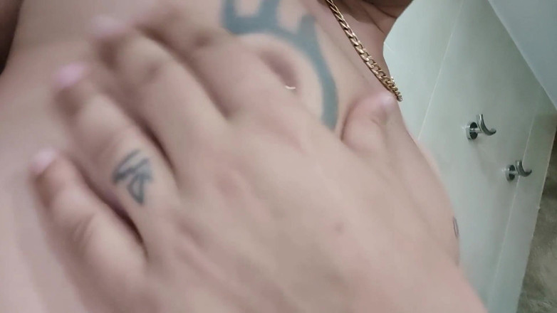 Idmir Sugary: Mostrando seios tatuados e mamilos perfurados - apertando e tocando seios -...