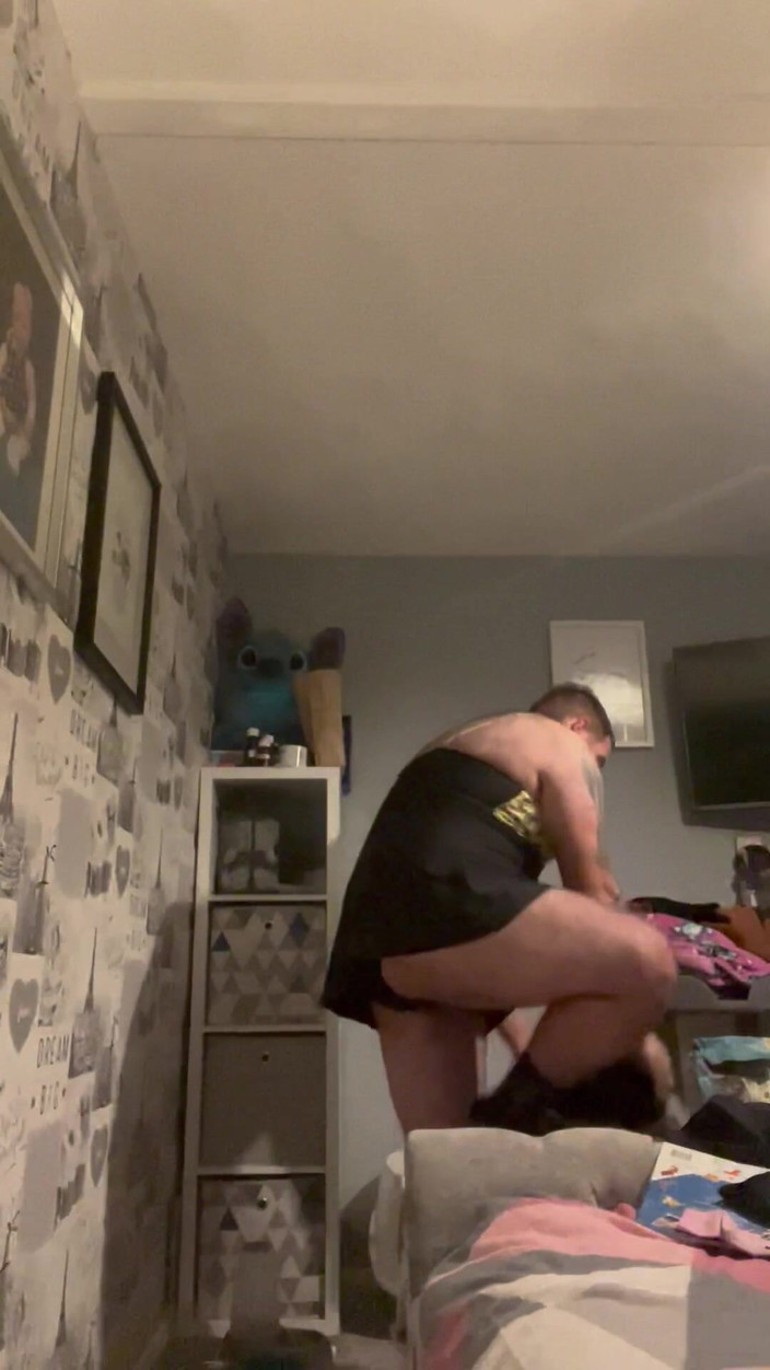 Shaun Cbt: 크로스드레스를 입은 자지와 볼 본딩